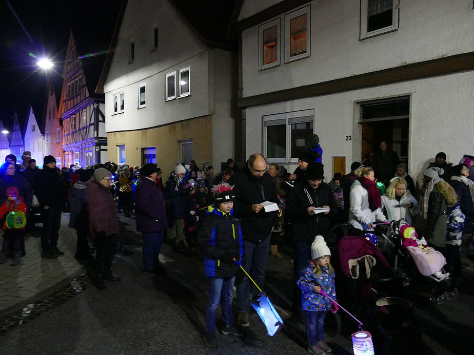 Sankt Martin Laternenumzug durch die Stadt (Foto: Karl-Franz Thiede)